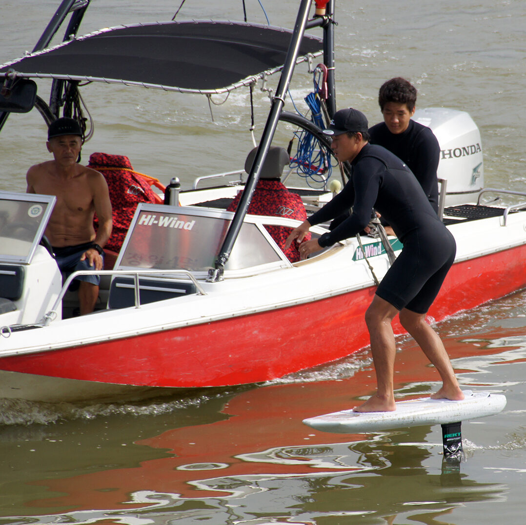 hi-wind boat driving on the Han river while teaching. Waterleisure Seoul, Watersports Seoul Han river