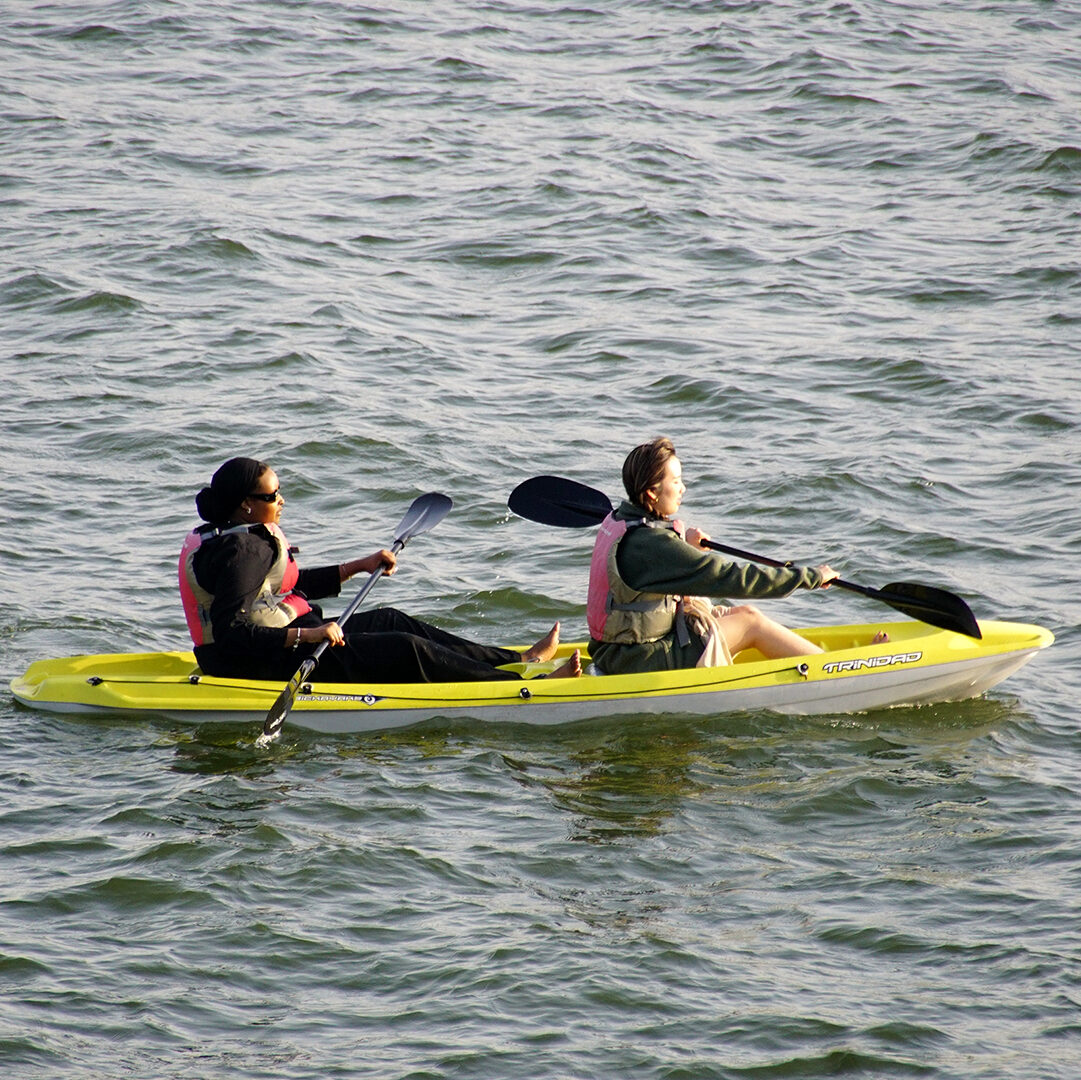 two woman sitting on a kayak on the hangang in the middle of Seoul. Watersports Seoul. Han River Hi-Wind