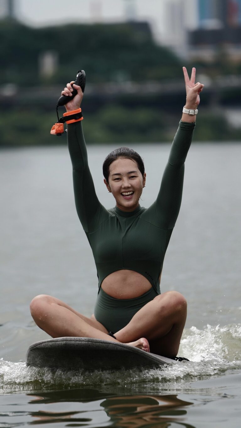 girl on a e-foil, riding on the Han river in the middle of Seoul, Enjoying Watersport at the Hangang, Fun watersports to do in Seoul