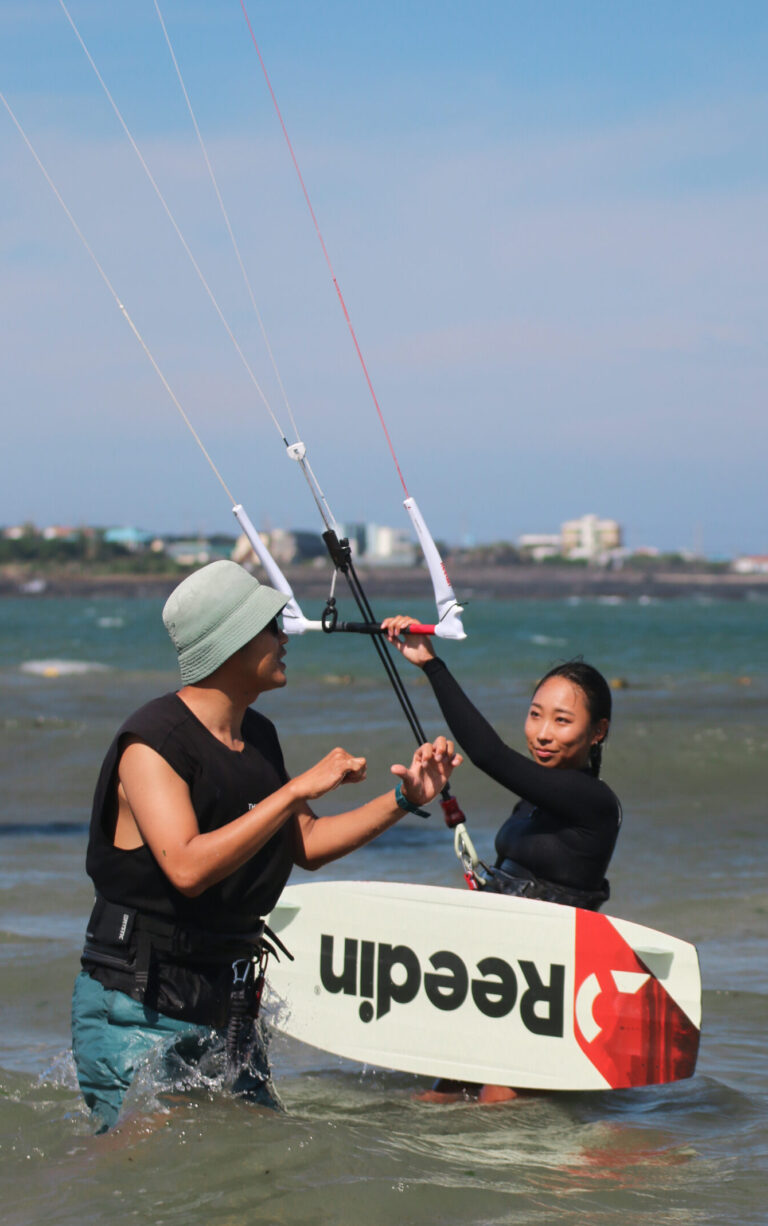 kitesurfing Jeju island South Korea, Kitesurf lesson South Korea, Kitesurf lesson Jeju Kite Lab. Woman getting kitesurf lesson in Jeju island.